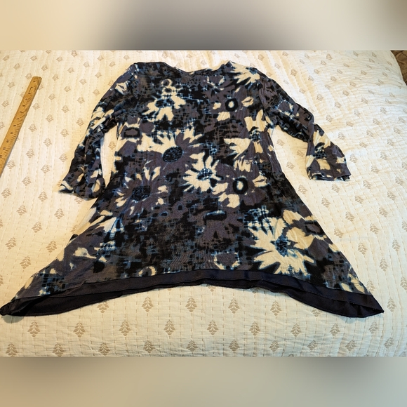 Logo asymmetrical tunic top abstract floral pocket - Picture 9 of 9